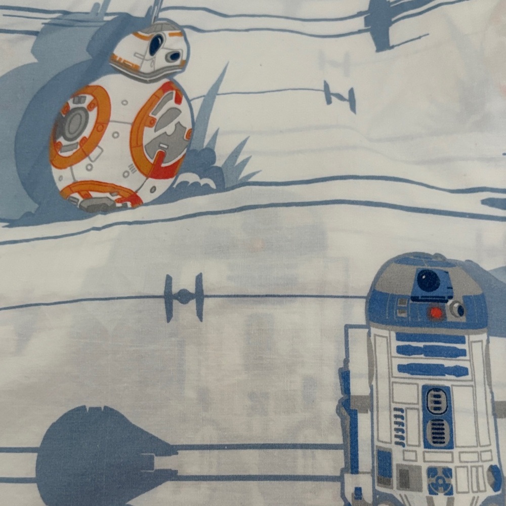 Star Wars set of 2 pillowcases. Standard size in great condition.